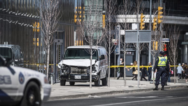 La policía de Toronto frente a una furgoneta