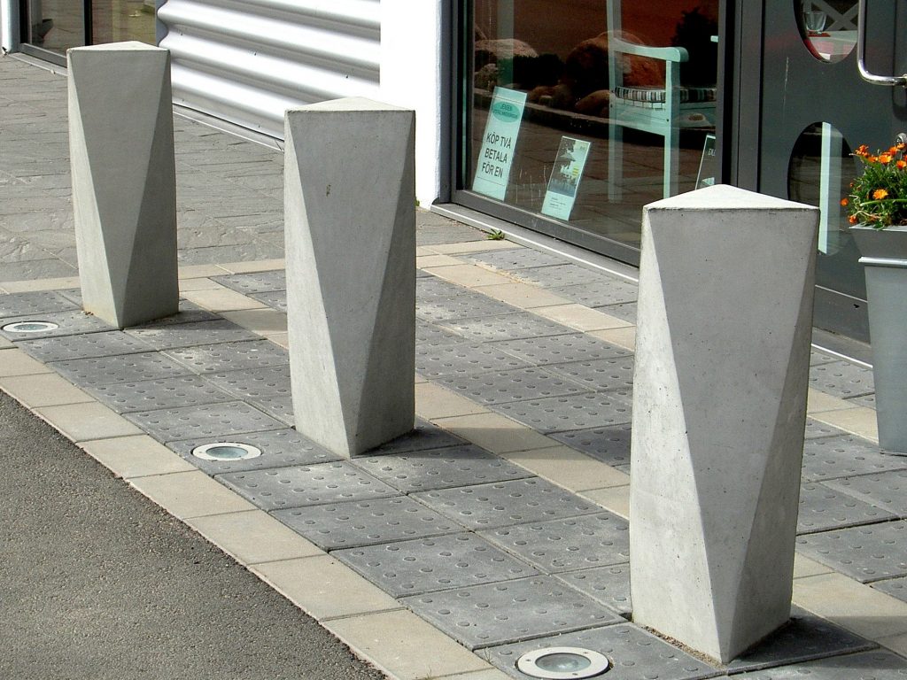 bolardos de cemento para separar zonas peatonales